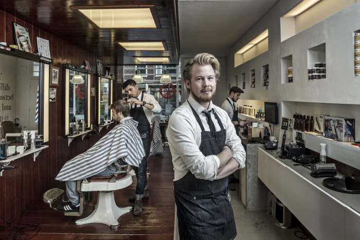 Rodanim in zijn Barbershop aan de Westersingel. Foto's: Pepijn van den Broeke