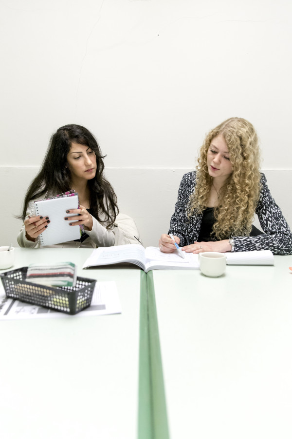 Leanne Helfferich geeft taalles aan vluchtelinge Avin. foto: Pepijn van den Broeke