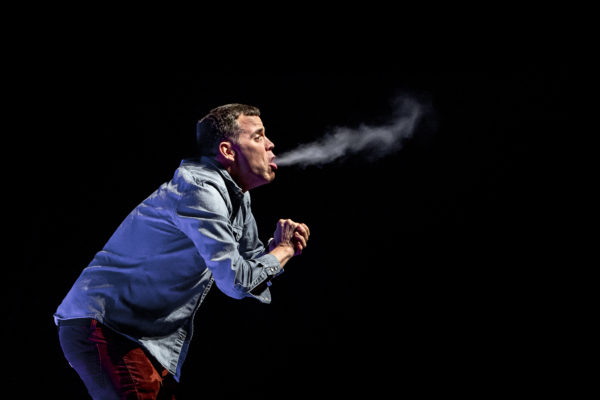 Groningen , De oosterpoort 20161219. Steve O rookt zijn eigen schaamhaar met zijn blote handen als pijp. Steve-O is vooral bekend van Jackass en Wildboyz. foto: Pepijn van den Broeke. Steve-O smokes his pubic hair with bare hands as pipe. photo: Pepijn van den Broeke