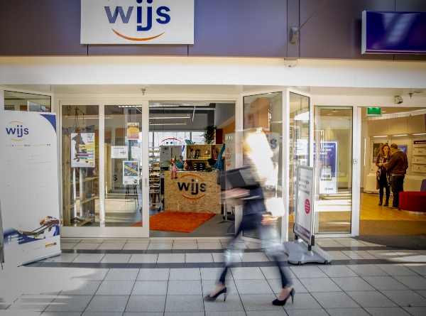 Groningen 20161108. WIJS. Wijk Inzet door Jongeren en Studenten, winkelcentrum Paddepoel. foto: Pepijn van den Broeke