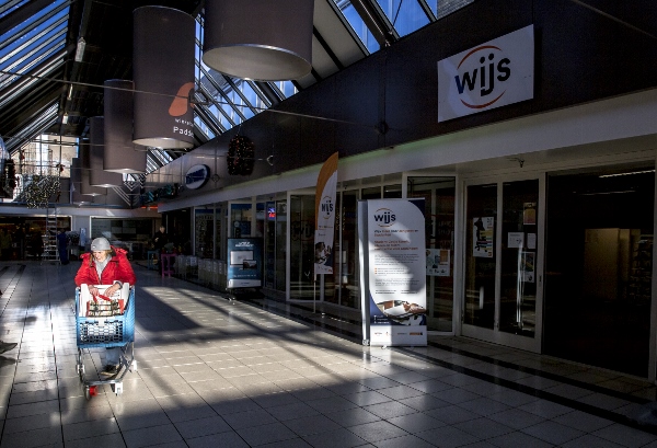 Groningen 20161108. WIJS. Wijk Inzet door Jongeren en Studenten, winkelcentrum Paddepoel. foto: Pepijn van den Broeke