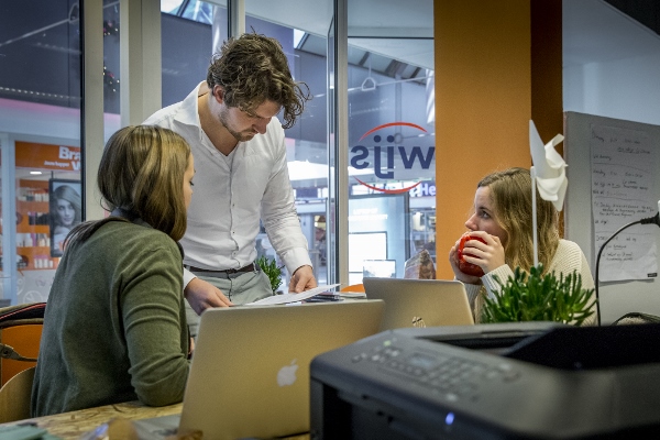 Groningen 20161108. WIJS. Wijk Inzet door Jongeren en Studenten, winkelcentrum Paddepoel. foto: Pepijn van den Broeke