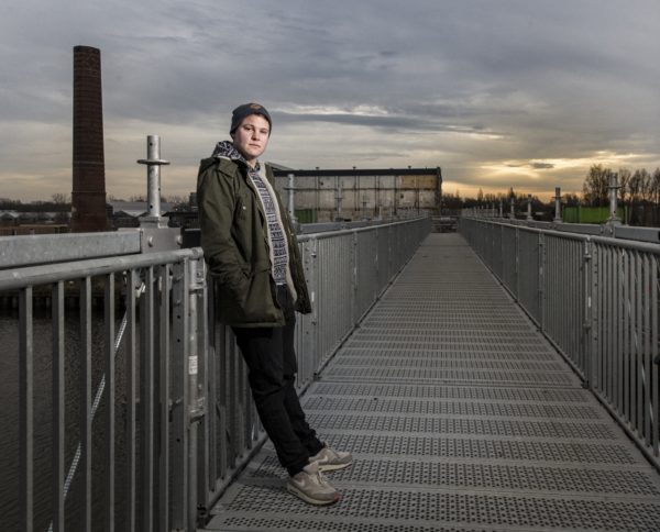 Jordi Meijerink aka Jolar Drim, techno muzikant, op de achtergrond de oude suikerunie. foto: Pepijn van den Broeke